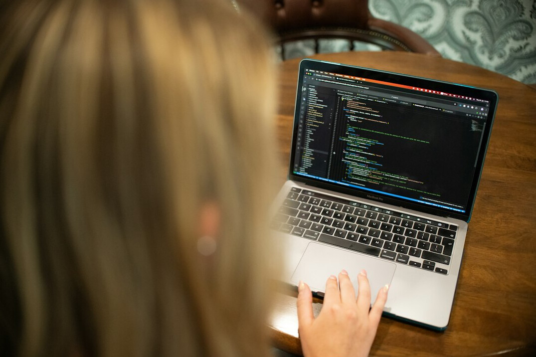 student learning coding online